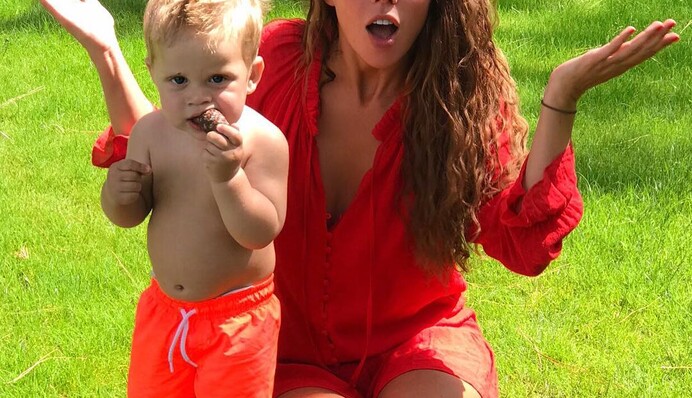 Стыдно должно быть: новые фото полуголой Седоковой с ребенком возмутили поклонников