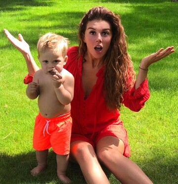 Стыдно должно быть: новые фото полуголой Седоковой с ребенком возмутили поклонников