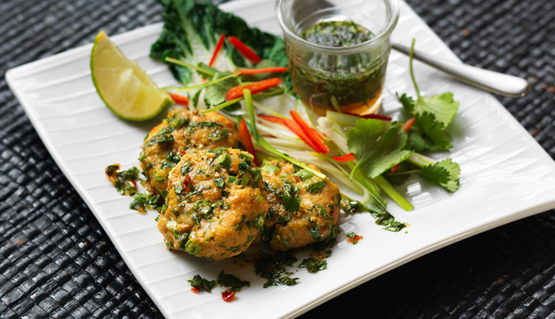 Закуска для гостей: как приготовить мини-котлеты из рыбы и овощей