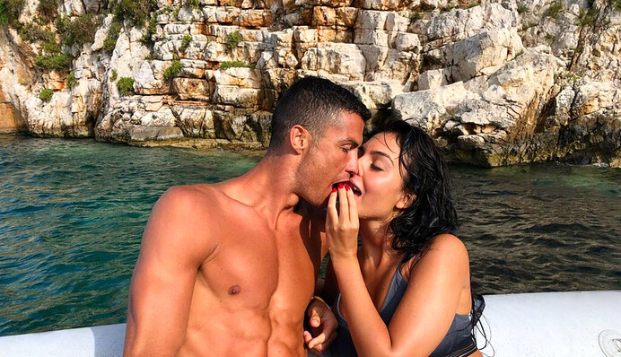 Невеста Роналду поделилась интимным фото с возлюбленным