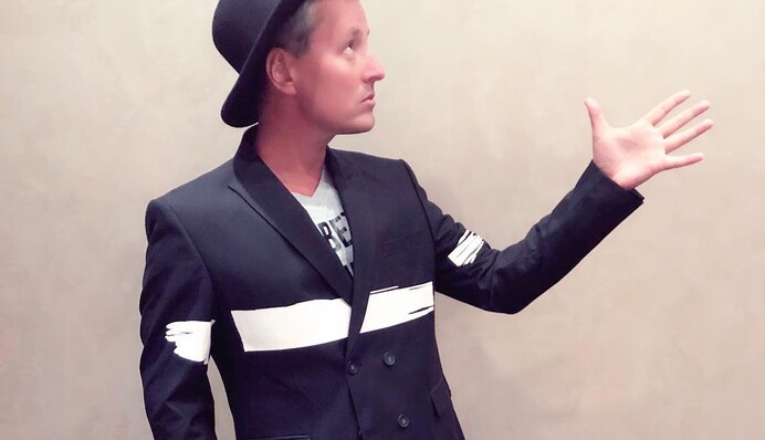 Не узнать: звезда 2000-х кардинально сменил имидж