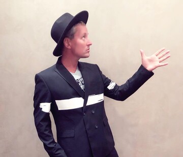 Не узнать: звезда 2000-х кардинально сменил имидж