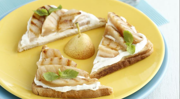 Быстрый завтрак для школьника: готовим тосты с творогом и грушами