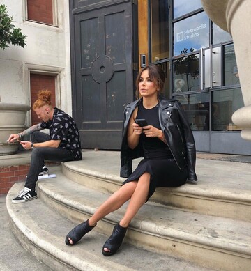 Укорачивает рост и полнит: Ани Лорак промахнулась с нарядом для 