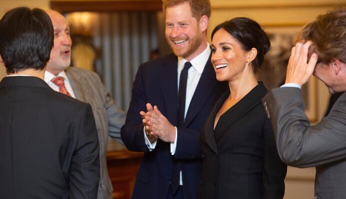 Платье-миди и туфли за 950 долларов: Меган Маркл вышла в свет с принцем Гарри