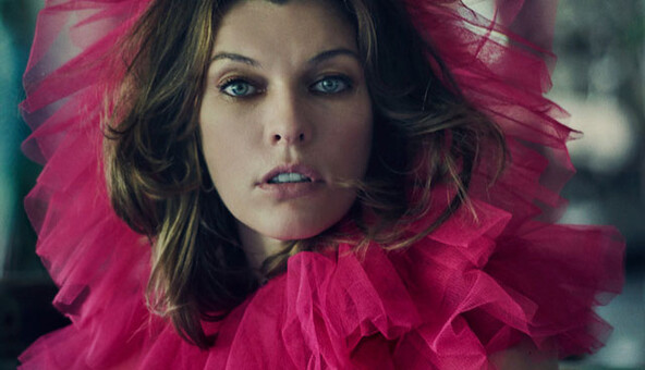 Без бюстгальтера и прозрачных трусах: голливудская звезда из Украины снялась в провокационной фотосессии