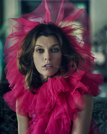 Без бюстгальтера и прозрачных трусах: голливудская звезда из Украины снялась в провокационной фотосессии