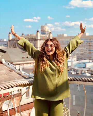 Беременная Тодоренко показала округлившийся живот в мини