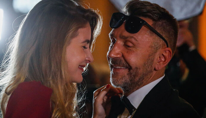 Шнуров впервые после развода вышел в свет с новой пассией: появились фото и видео