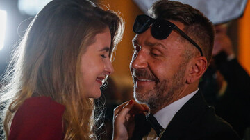 Шнуров впервые после развода вышел в свет с новой пассией: появились фото и видео