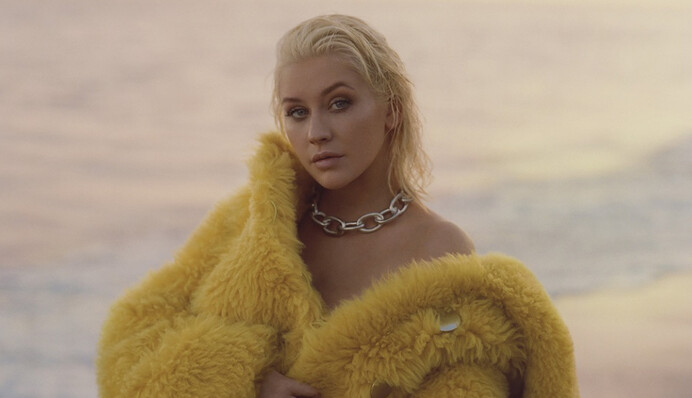 Надувной матрас или спальный мешок: знаменитая певица удивила фанатов нарядом