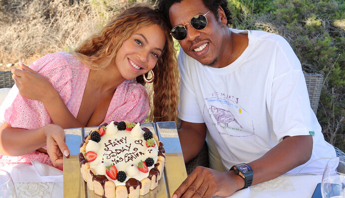 С мужем и тортом: Бейонсе показала яркие фото с празднования своего дня рождения