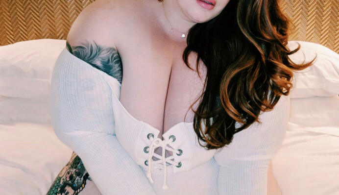 Голая в постели: самая пышнотелая в мире модель взбудоражила откровенным фото