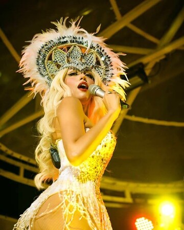 Суперблондинка Полякова против Дорофеевой: украинские звезды вышли в люди в одинаковых платьях