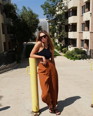 Как будто кадр из порно фильма: Вера Брежнева нарвалась на критику из-за пикантного фото