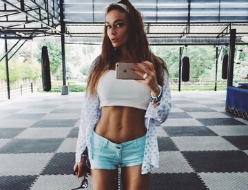 Российская телеведущая опубликовала фото без белья