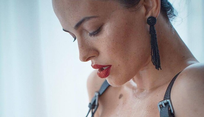 Астафьева в сексуальном комбинезоне сверкнула грудью: горячее видео