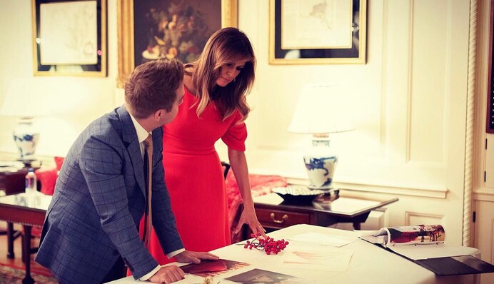 Мелания Трамп надела пальто в жару: психолог объяснил образ первой леди США