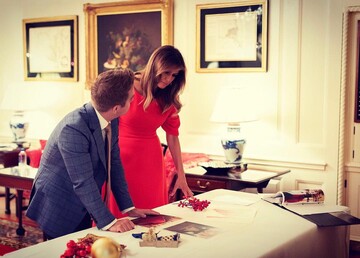 Мелания Трамп надела пальто в жару: психолог объяснил образ первой леди США