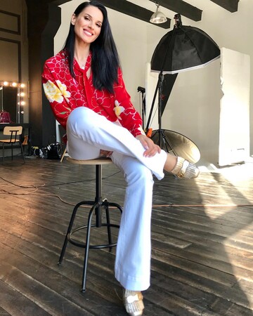 Маша Ефросинина в эффектном наряде пришла на 