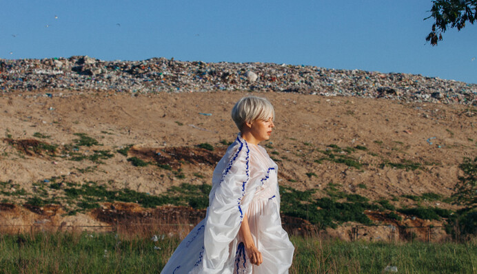 ONUKA выпустила клип, снятый на свалке: опубликовано видео