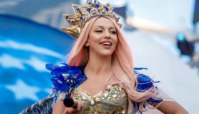 В образе Елизаветы II: Полякова удивила перевоплощением