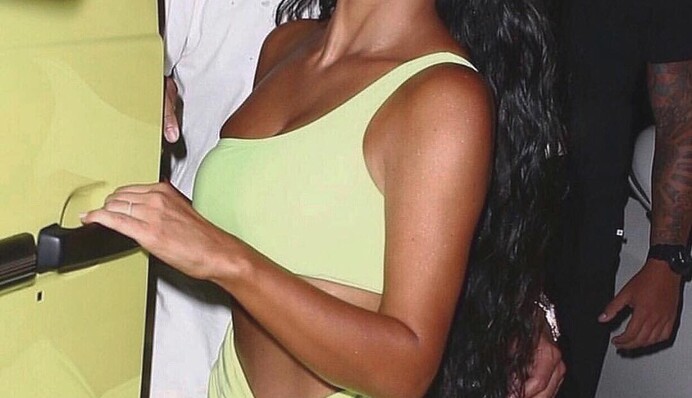 Ким Кардашьян сравнила свои фото в бикини, сделанные с разницей в 11 лет