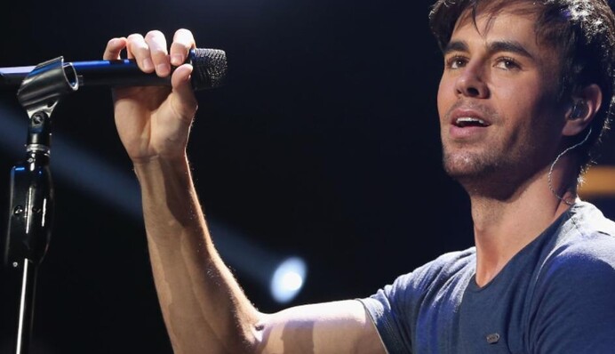 Энрике Иглесиас в Киеве поцеловал фанатку взасос