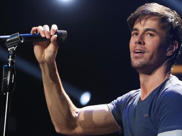 Энрике Иглесиас в Киеве поцеловал фанатку взасос