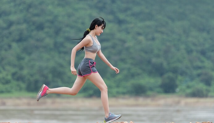 Боль в боку во время тренировок: причины и как избежать