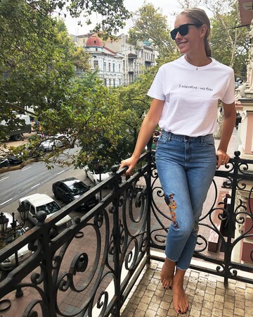 В джинсах как у Джамалы: Катя Осадчая похвасталась стильным образом в Париже