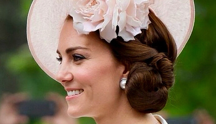 В джинсах и старых сапогах: Кейт Миддлтон вышла из декрета