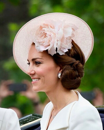 В джинсах и старых сапогах: Кейт Миддлтон вышла из декрета