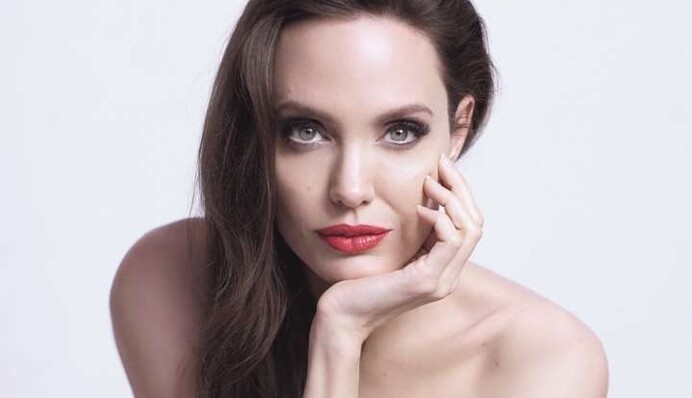 Анджелина Джоли скучает по разговорам с Питтом