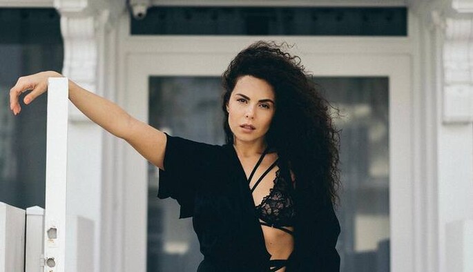 Абсолютно счастлива: новое фото полуголой Каменских заинтриговало поклонников