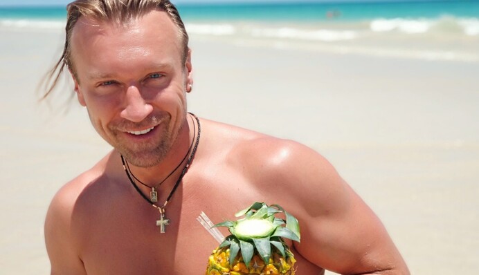 Олег Винник освоил серфинг в Пунта-Кане: появилось видео