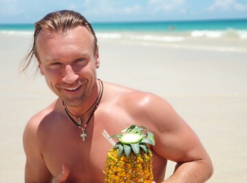 Олег Винник освоил серфинг в Пунта-Кане: появилось видео