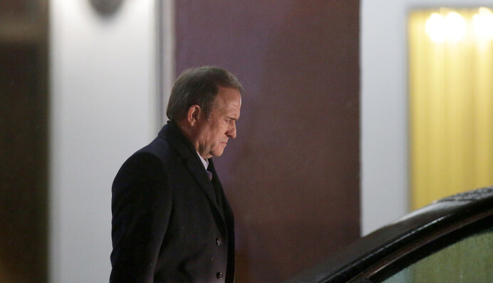 Як уникнути санкцій: для чого Медведчук завів на NewsOne свою людину