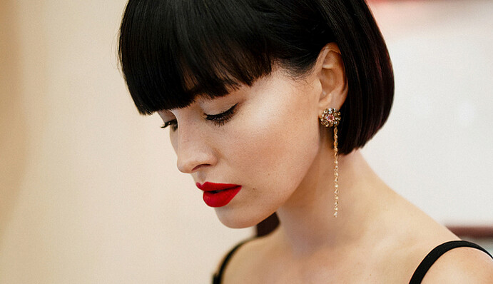 Украинская секс-бомба засветила грудь в пикантной фотосессии