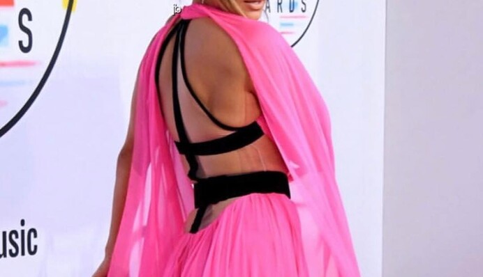 Дженнифер Лопес засветила грудь на красной дорожке