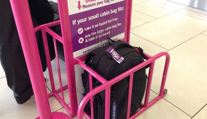 С большим рюкзаком не пустят: Wizzair изменил размеры ручной клади