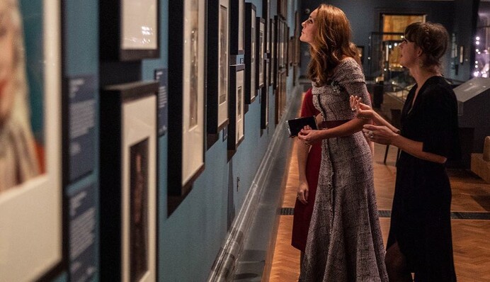 Кейт Миддлтон оригинально замаскировала вырез на дизайнерском платье