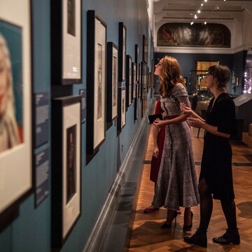 Кейт Миддлтон оригинально замаскировала вырез на дизайнерском платье