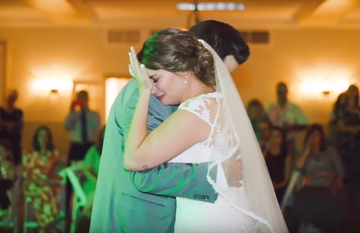 Невеста услышала голос покойного отца на своей свадьбе: трогательное видео