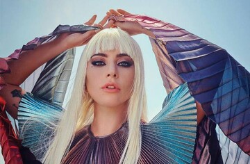 Леди Гага позировала топлес в новой фотосессии