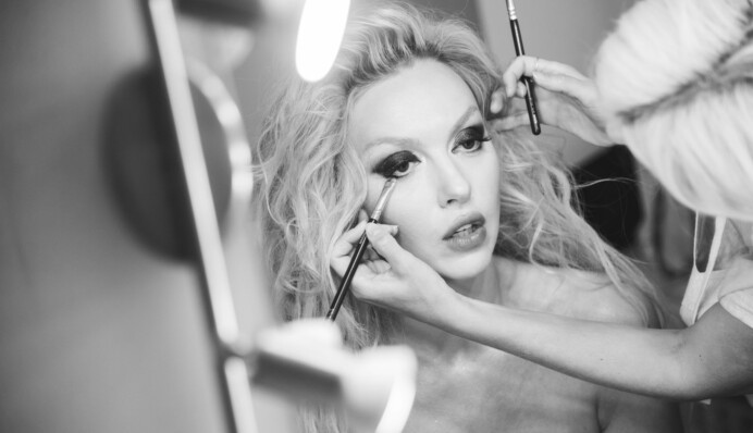 Шуба и кроссовки с кристаллами за 1200 евро: Полякова удивила нарядом