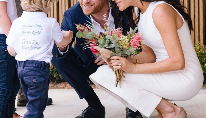 В жакете за 150 долларов и джинсах: беременная Меган Маркл показала стильный повседневный образ