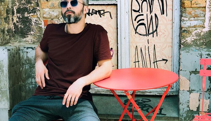 С голым торсом и микрофоном: Бабкин удивил поклонников пикантным фото