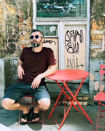 С голым торсом и микрофоном: Бабкин удивил поклонников пикантным фото