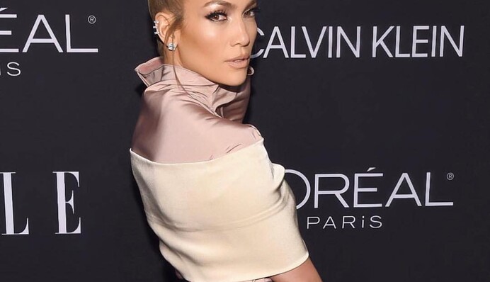 Дженнифер Лопес в эффектном наряде вышла в свет с женихом